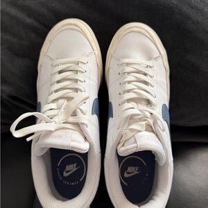 WOMEN'S NIKE COURT LEGACY LIFT PLATFORM SNEAKERS